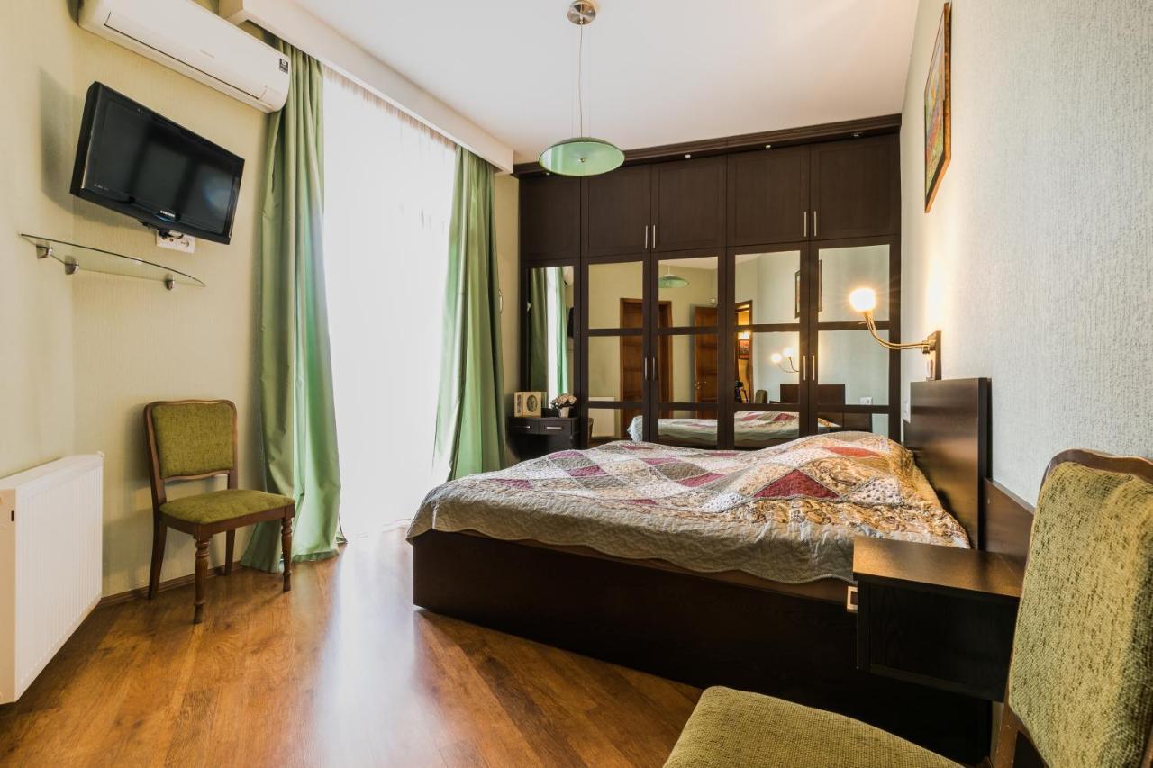 Apartment at 12 Baratashvili street Tbilisi Bagian luar foto